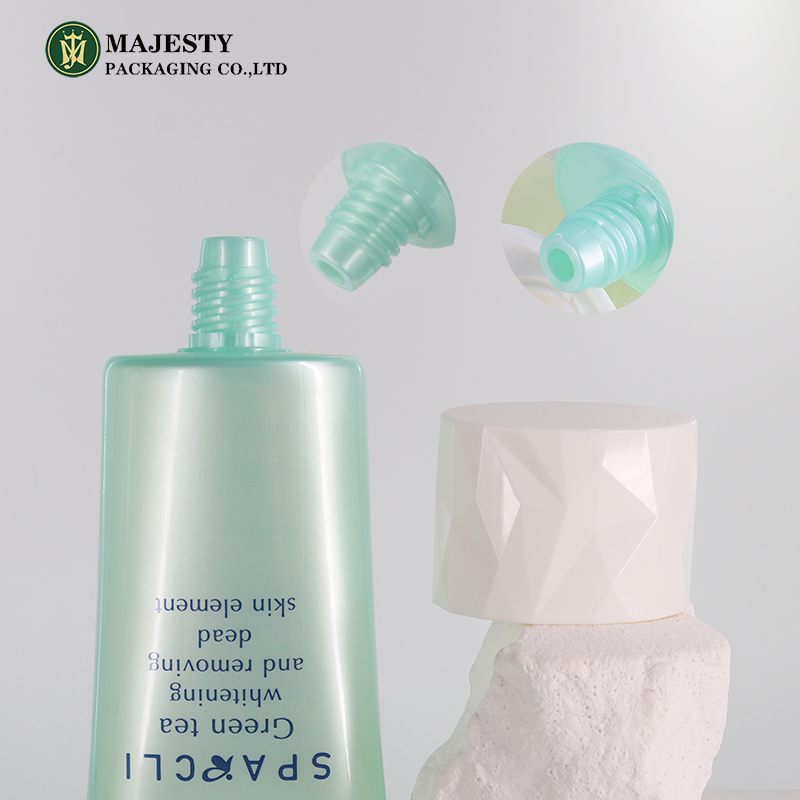 بلاستيكي الوجه 