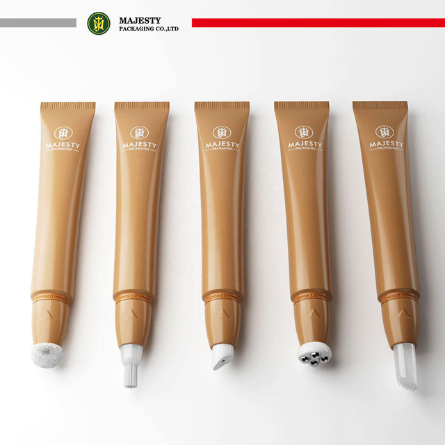 أنبوب بلاستيكي من مادة البولي إيثيلين التجميلية مع فرشاة رأس تدليك كروية من الفولاذ المقاوم للصدأ لتغليف ملمع الشفاه ومستحضرات التجميل