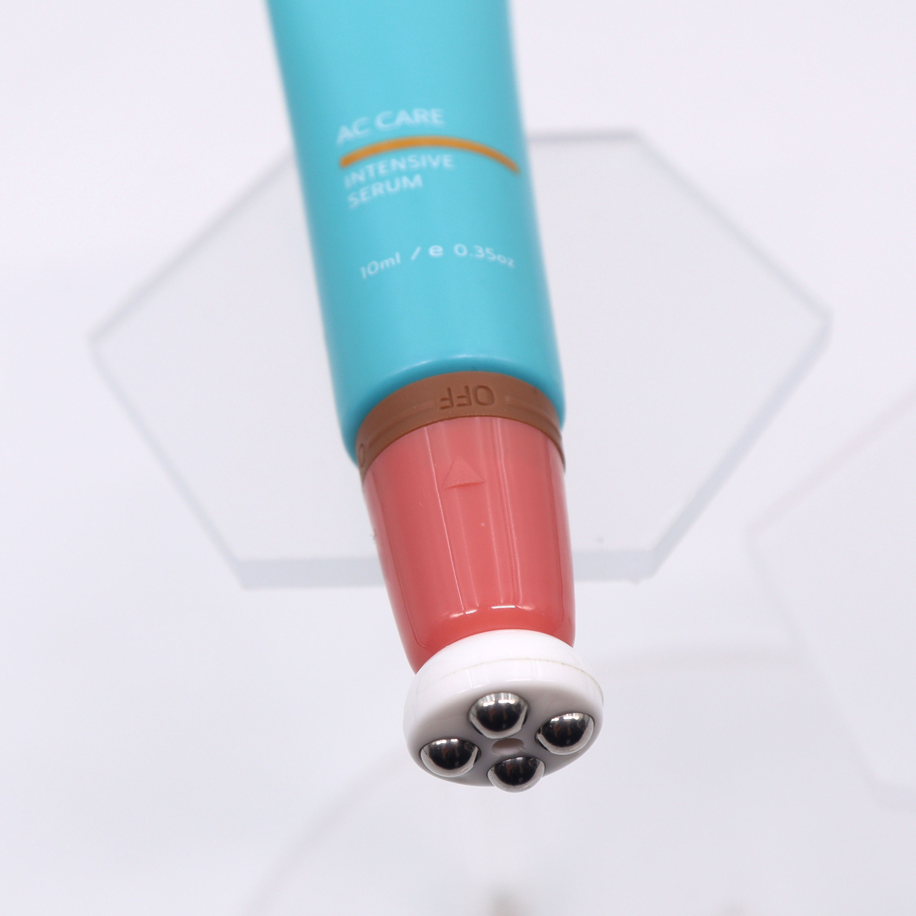 OEM 10ml-25ml PE أنابيب ضغط بلاستيكية 4 كرة دوارة ملمع الشفاه التعبئة والتغليف مع مفتاح تشغيل / إيقاف الرأس لتدليك كريم مصل العين