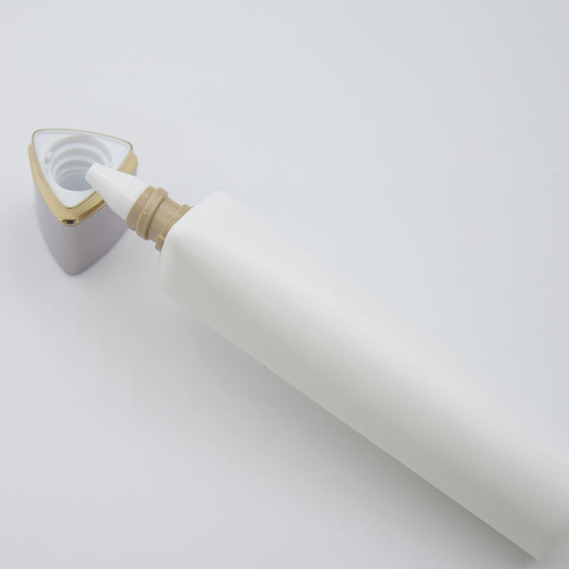 OEM طويل الفم مثلث مستحضرات التجميل خرطوم بلاستيك التعبئة والتغليف ل 30 مللي كريم واقية من الشمس BB ومصل العناية بالبشرة لكريم العين