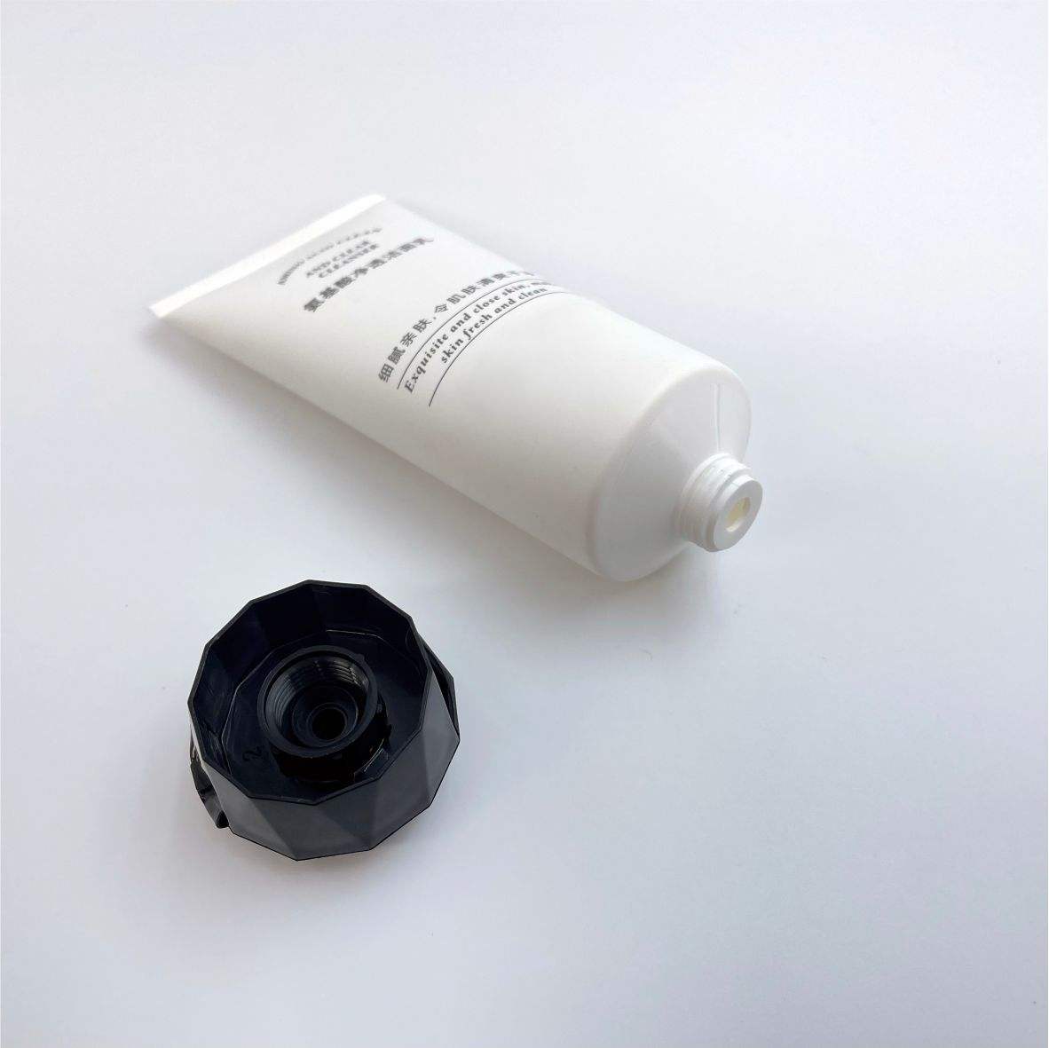 أنبوب PE بلاستيكي ناعم مخصص مع غطاء الوجه للعناية بالبشرة وغسول الوجه ومنظف الوجه وغسول مستحضرات التجميل ونوع الشامبو