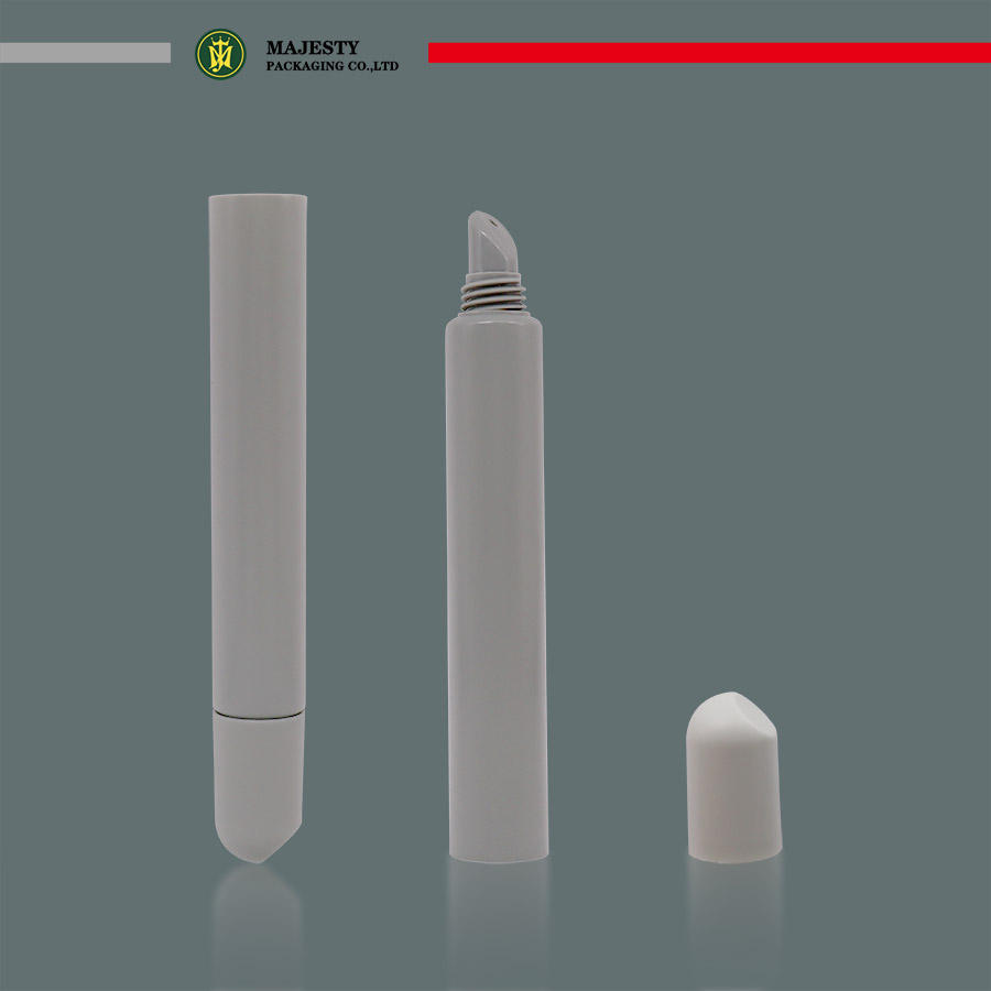 تصنيع المعدات الأصلية وتصنيع التصميم الشخصي صغيرة صغيرة 10 مللي أنابيب بلاستيكية ناعمة PE مع طرف سيليكون طرف PE ملمع الشفاه عصا الشفاه بلسم الضغط تصميم